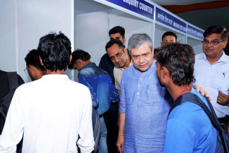 Railway Minister Vaishnaw Evaluates Passenger Amenities at New Delhi Station During Festive Rush