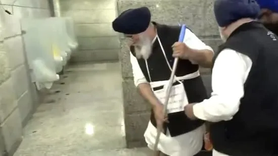 Akal Takht Orders Akali Dal Leaders to Clean Toilets at Golden Temple as Part of Punishment