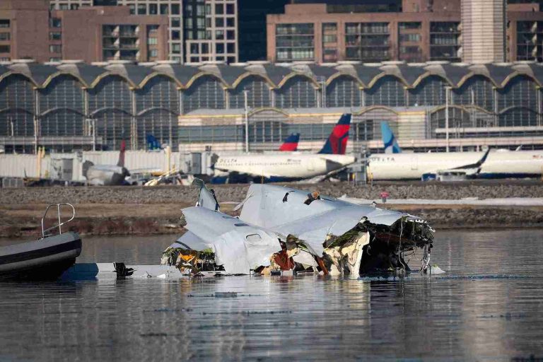 Passenger Jet & Army Helicopter Collision at Reagan Airport 2025