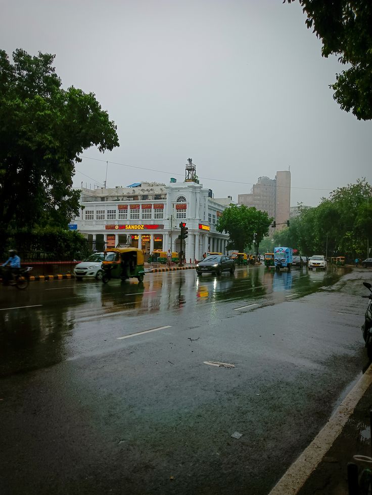 5 powerful impacts of rainfall, thunderstorms, and gusty winds on delhi-ncr after dust storms