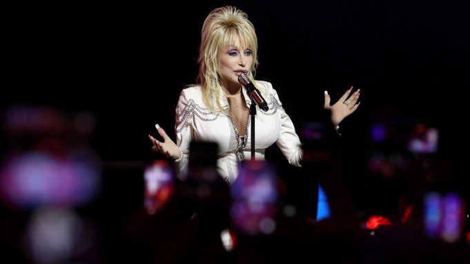 Dolly Parton to Headline Six-Show “Live in Las Vegas” Residency at Caesars Palace in December 2025