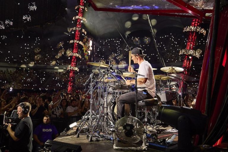 Unexpected Stage Shock: Chris Hemsworth Live with Ed Sheeran Leaves 70,000 Fans Stunned