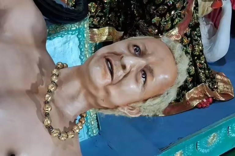 Donald Trump Depicted as Demon with Decapitated Head of Pakistan PM Shehbaz Sharif in West Bengal Durga Puja Pandal Sparks Global Political Controversy