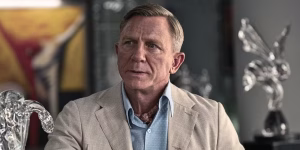 daniel craig in knives out glass onion