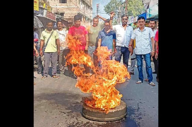 Trinamool Congress Infighting in North 24 Parganas: Focus Keyword on Party Feuds as Road Blockades, Clashes Over Posts Raise Concerns Ahead of Electoral Roll Revision in Bengal Trinamool Congress Infighting in North 24 Parganas: Focus Keyword on Party Feuds as Road Blockades, Clashes Over Posts Raise Concerns Ahead of Electoral Roll Revision in Bengal