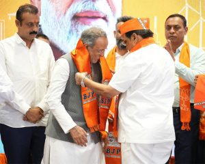 Arjun Modhwadia Gujarat minister
