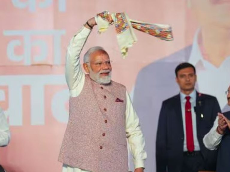 Modi Gamcha Moment Bihar: Viral Video From Nitish Kumar’s Historic Swearing-In