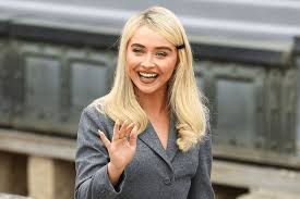 Sabrina Carpenter Lashed Reaction Sparks Strong Debate After White House Video Use in 2025