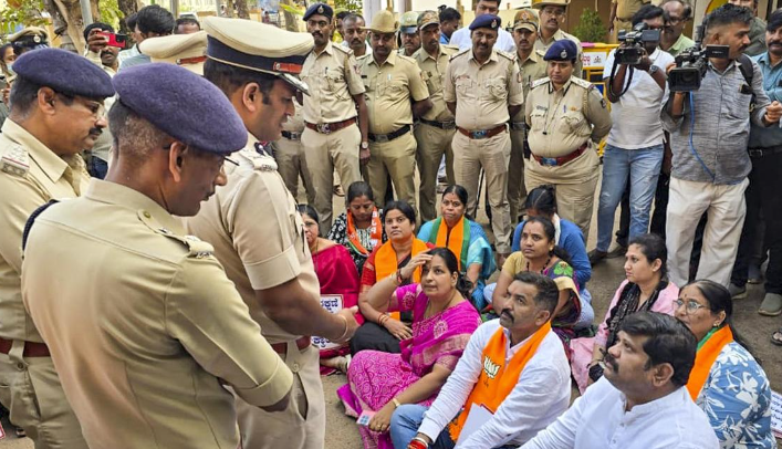 BJP Leaders Stage Bold Demonstration in Karnataka: OUTRAGE 1-PROTEST, 1-WOMAN, AND POLICE CONTROVERSY