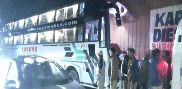 1 Killed, 12 Injured in Chikkaballapur Bus–Truck Collision: TRAGIC 1-NIGHT CRASH THAT SHOOK A DISTRICT